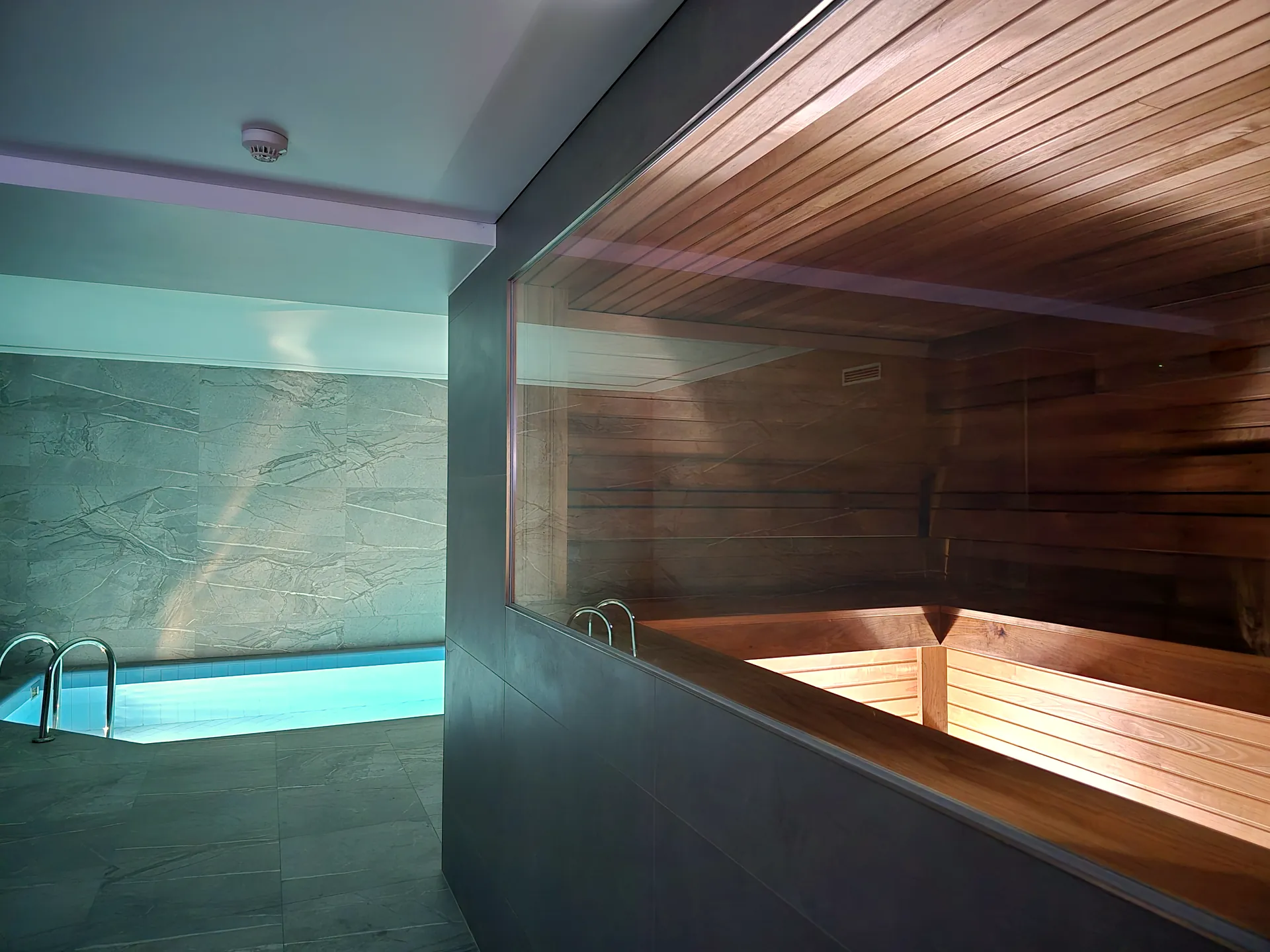 Privaatsauna bassein ja leiliruumi aken